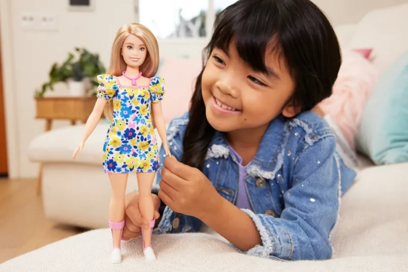 Barbie, Fashionista gul- og blåblomstret